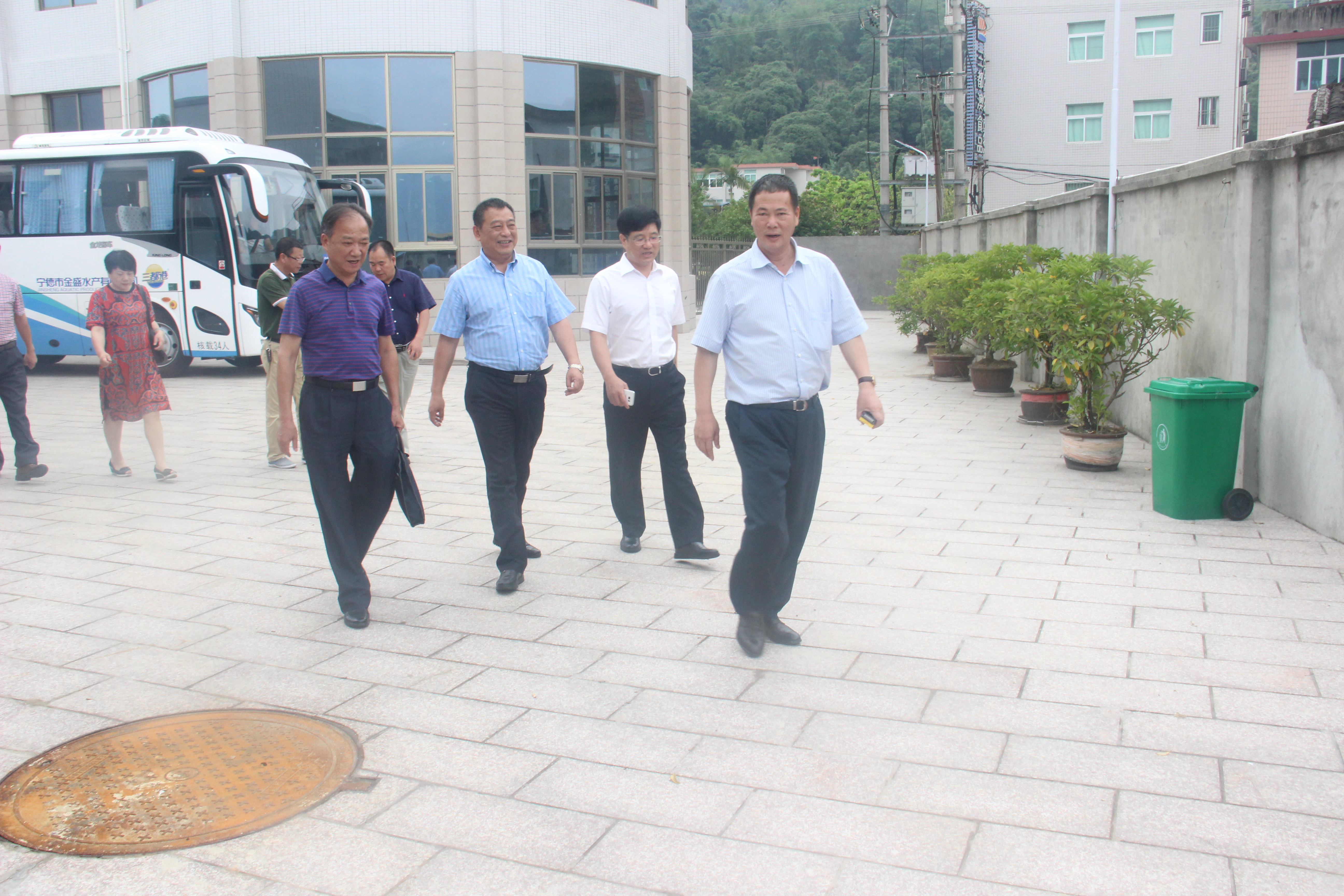 中國漁業(yè)協(xié)會(huì)會(huì)長(zhǎng)趙興武，省海洋與漁業(yè)廳原廳長(zhǎng)劉修德一行蒞臨三都澳遺傳育種中心檢查指導(dǎo)工作。